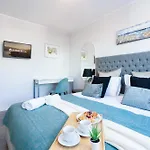 Host Wise - Elegant Spacious Flat W Balcony - Ace Location