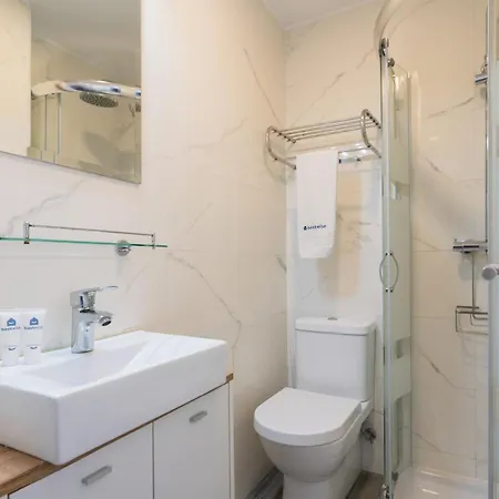 Апартаменты Host Wise - Elegant Spacious Flat W Balcony - Ace Location Вила-Нова-ди-Гая