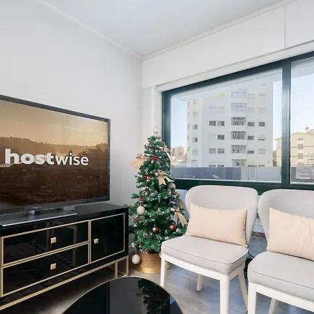 Апартаменты Host Wise - Elegant Spacious Flat W Balcony - Ace Location Вила-Нова-ди-Гая