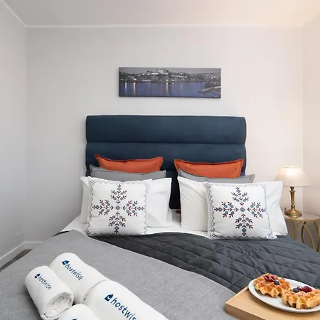 Host Wise - Elegant Spacious Flat W Balcony - Ace Location