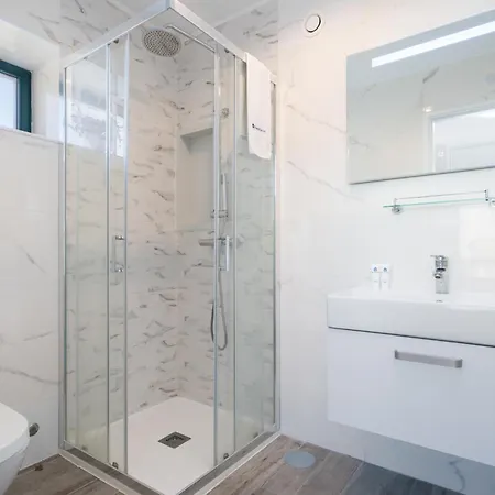 Host Wise - Elegant Spacious Flat W Balcony - Ace Location Apartment