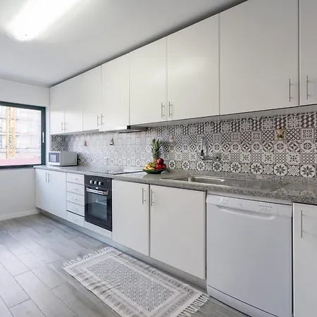 Host Wise - Elegant Spacious Flat W Balcony - Ace Location