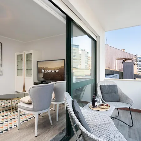 Host Wise - Elegant Spacious Flat W Balcony - Ace Location Вила-Нова-ди-Гая