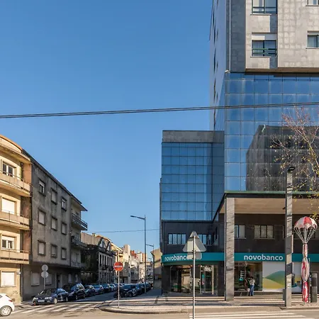 Host Wise - Elegant Spacious Flat W Balcony - Ace Location