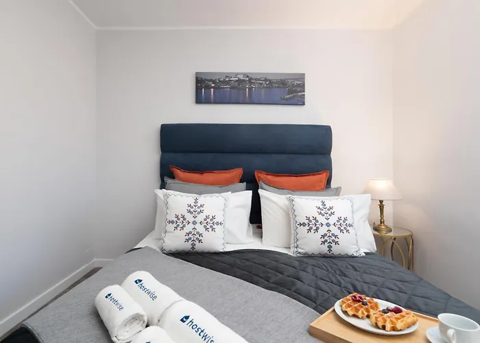 Host Wise - Elegant Spacious Flat W Balcony - Ace Location