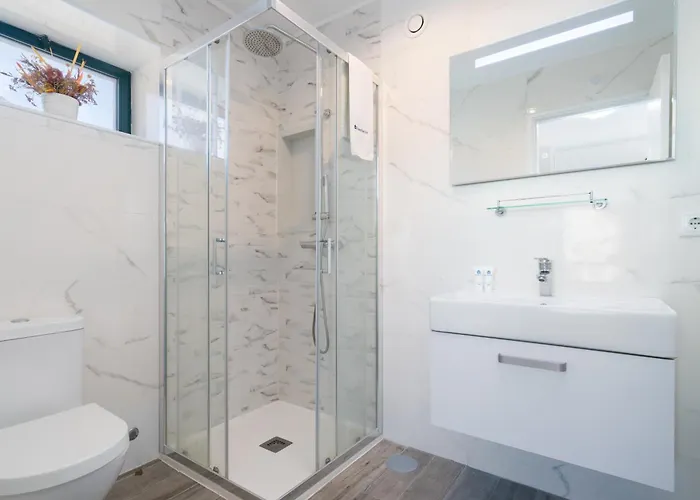 Host Wise - Elegant Spacious Flat W Balcony - Ace Location Apartman