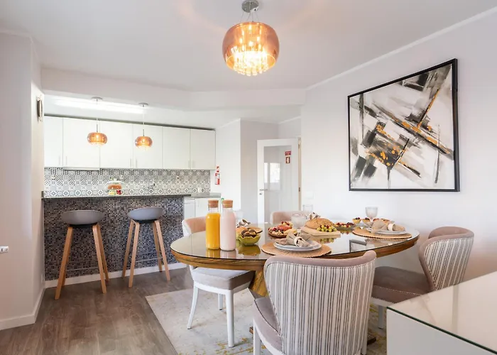 Host Wise - Elegant Spacious Flat W Balcony - Ace Location Apartman *