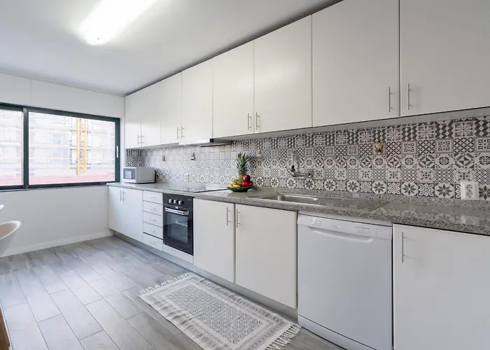 Host Wise - Elegant Spacious Flat W Balcony - Ace Location