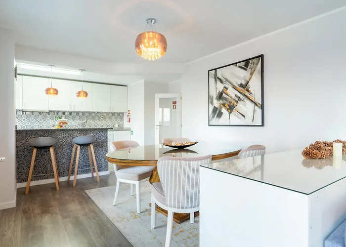 Apartman Host Wise - Elegant Spacious Flat W Balcony - Ace Location *