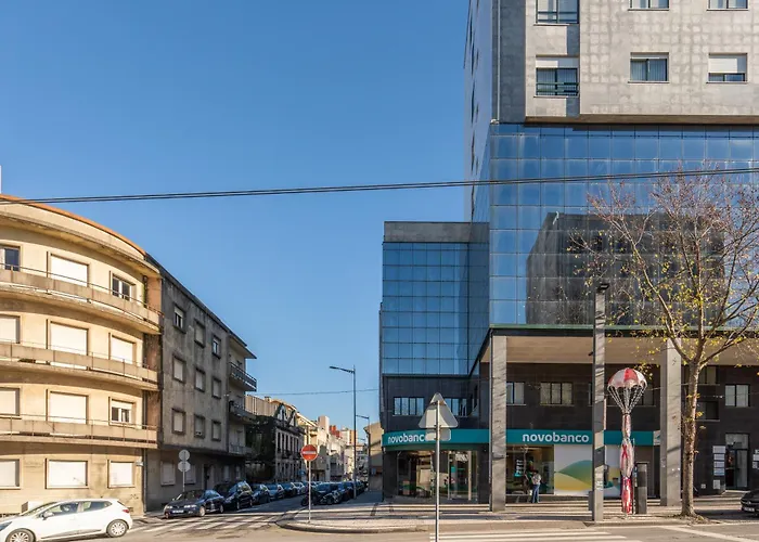 Host Wise - Elegant Spacious Flat W Balcony - Ace Location