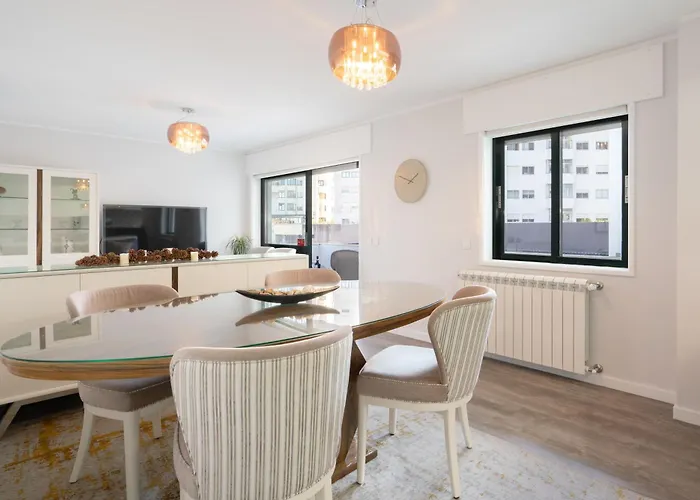 Host Wise - Elegant Spacious Flat W Balcony - Ace Location